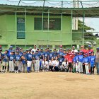 Ejecutivos de EGEPC, junto a los niños de las ligas.