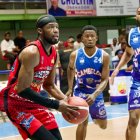 Kerry Richardson, del club Centro, en una acción ofensiva ante sus rivales.