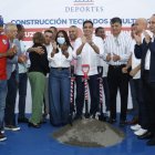 El ministro de Deportes, Kelvin Cruz, da los palazos para iniciar las dos obras.