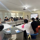 La foto presenta el momento cuando era impartido dicho taller.