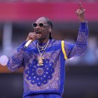Snoop Dogg actúa durante el espectáculo de medio tiempo del partido de fútbol americano del Super Bowl 56 de la NFL entre Los Angeles Rams y los Cincinnati Bengals el domingo 13 de febrero de 2022, en Inglewood, California.