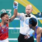 Yunior Alcántara (izq.) es declarado ganador de un combate en París 2024.