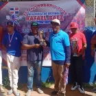 Rafael Báez (c) recibe  trofeo de campeón de manos de Arquímedes Lugo  y César Ortiz