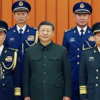 Presidente chino Xi Jinping con oficiales militares.  AP
