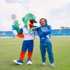 Alberto Zayas junto a COLÍ, Mascota oficial de SD2026