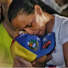 Venezolanos se abrazan durante una manifestación para celebrar después de que el presidente Donald Trump anunciara que el presidente Nicolás Maduro había sido capturado por las fuerzas estadounidenses, en Cúcuta, en la frontera colombiana con Venezuela, el sábado 3 de enero de 2026. AP - Santiago Saldarriaga