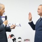 El ministro administrativo  de la Presidencia, Andrés Bautista, pone en posesión al nuevo ministro de Agricultura, Oliverio Espaillat.