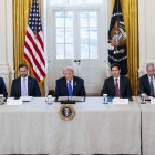 Trump (C) habla en una reunión con ejecutivos del sector petrolero y gasífero en la sala Este de la Casa Blanca. Efe
