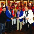 John Carmona (c) y Franklin Mirabal sostienen la copa de campeón.