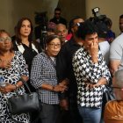 Familiares esperan el inicio de la audiencia.