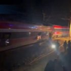 Madrid/Andalucía, 19 ene (EFE TV).-  Se elevan a 39 los fallecidos en el accidente de tren del domingo en España.
Un tren de la compañía Iryo, que había salido de Málaga ayer a las 18.40 horas con destino a Puerta de Atocha con 317 personas, descarriló sus tres últimos vagones a las 19.39 horas e invadió la vía contigua por la que en ese mismo momento circulaba otro convoy de Renfe con destino a Huelva, que también ha descarrilado. 
Los vagones del Iryo han impactado contra los dos primeros vagones del Alvia de Renfe, que han salido despedidos.
Edición y locución: Clara González.
VÍDEO CON IMÁGENES DE TERCEROS. CONSULTAR RESTRICCIONES EN REDES.

