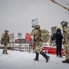 Soldados daneses abandonan el puerto tras desembarcar de un barco en el puerto de Nuuk, Groenlandia, el 18 de enero de 2026.