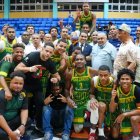 Robinson Portorreal, director senior de gestión de negocios personales de la zona Metropolitana del Banco de Reservas, entrega la Copa Banreservas a Agustín Espinosa, directivo del club San Carlos, en compañía de Leo Corporán, Fernando Geraldino y José Boyón Domínguez.