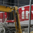 Una grúa trabaja en el vagón 8 del tren Iryo, este miércoles. EFE/David Arjona