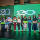 Cynthia León y Priscilla Kelly León junto a representantes de las ONG beneficiadas.