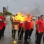 Los atletas militares encienden el pebetero.