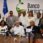 El administrador del Bagrícola, Fernando Durán, en una rueda de prensa con su equipo la semana pasada.