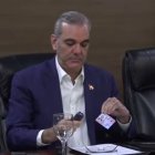 Luis Abinader recibe nueva cédula