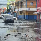 Aguas residuales y pluviales confluyen en calle Moca con Aníbal de Espinosa.