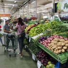 Ventas de productos de origen agrícola en uno de los mercados dominicanos.