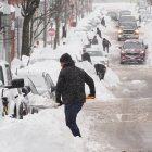 Residentes retiran nieve  en un  barrio de  Boston en medio de la fuerte tormenta.  AP