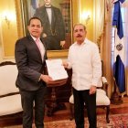 Legislador entrega a Danilo resolución demanda acueductos para Santiago