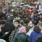 Largas colas para comprar el costoso iPhone X en su salida mundial