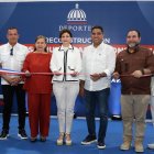 La vicepresidenta Raquel Peña y el ministro de Deportes, Kelvin Cruz, junto a las autoridades, entregan la obra.