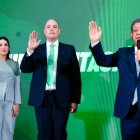 La Fuerza del Pueblo encabezada por su presidente Leonel Fernadez juramentó a José del Castillo y Chariné Ovalle como nuevo miembro de la Fuerza del Pueblo/Jose de Leon