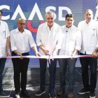 El presidente Luis Abinader, junto al director general de la Corporación del Acueducto y Alcantarillado de Santo Domingo (CAASD).