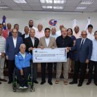 El ministro de Deportes, Kelvin Cruz, entrega un símil de un cheque de 250 millones de pesos a las Federaciones Deportivas para preparar sus atletas para los Juegos 2026.