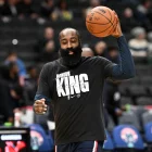 James Harden, base de los Clippers de Los Ángeles, calienta antes de un partido ante los Wizards de Washington, el lunes 19 de enero de 2026 (AP Foto/Nick Wass)