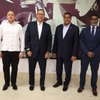 Los invitados del almuerzo junto al coordinador José Monegro.