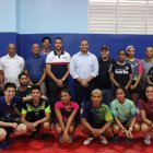 Gary Hernández, junto a los atletas y directivos.