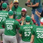 Jugadores de los Tomateros de Culiacán celebran tras eliminar al conjunto dominicano y lograr su pase a la gran final de la serie.