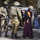 Una mujer palestina pide acceso a su casa a soldados israelíes durante una incursión militar en Cisjordania. AP