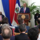 Alix Didier en discurso durante ceremonia que marcó el fin del Consejo de Transición.  AP