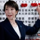 La primera ministra de Japón, Sanae Takaichi, líder del Partido Liberal Democrático (PLD) en el poder, coloca una rosa de papel roja sobre el nombre de un candidato elegido en la sede del PLD el día de las elecciones generales en Tokio, Japón, el 8 de febrero de 2026