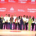 El presidente Luis Abinader junto a  los ganadores e invitados.  Foto/ Francisco Alvarez.