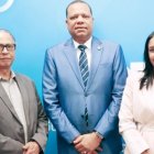 El director ejecutivo de Pro Consumidor, Eddy Alcántara, junto a otros funcionarios de la entidad.