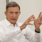 El canciller Roberto Álvarez a la izquierda durante el encuentro de medios