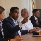 Luis Dicent junto a sus abogados  Eliesser Tapia