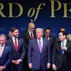 El presidente Trump junto a otros asistentes a la cita.