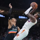 El base de los Phoneix Suns, Jalen Green (derecha), dispara contra el alero de los Sans Antonio Spurs, Víctor Wembanyama