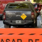 Un perito antibombas custodia tras la explosión de un paquete bomba en la sede de la Escuela Superior de Gendarmería argentina este viernes