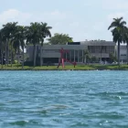 Fotografía que muestra una de las mansiones de la exclusiva isla de Indian Creek, en la bahía Vizcaína en el condado de Miami-Dade, Florida (EE.UU). EFE/ Alberto Boal