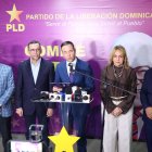 Johnny Pujols, junto a miembros del PLD, al término de la reunión.   Alexis Monegro