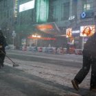 Trabajadores limpian la nieve de la carretera en Times Square durante la tormenta invernal en Nueva York, Nueva York, EE.UU. EFE/EPA/OLGA FEDOROVA
Trabajadores limpian la nieve de la carretera en Times Square durante la tormenta invernal en Nueva York, Nueva York, EE.UU. EFE/EPA/OLGA FEDOROVA
Trabajadores limpian la nieve de la carretera en Times Square durante la tormenta invernal en Nueva York, Nueva York, EE.UU.