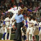 Fernando Tatis Junior saluda a Junior Caminero luego que este bateara jonrón en el cuarto episodio (Hoy/Alberto Calvo