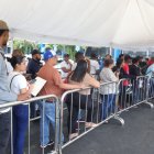 Largas filas continúan en los centros del INTRANT para obtener la nueva licencia de conducir